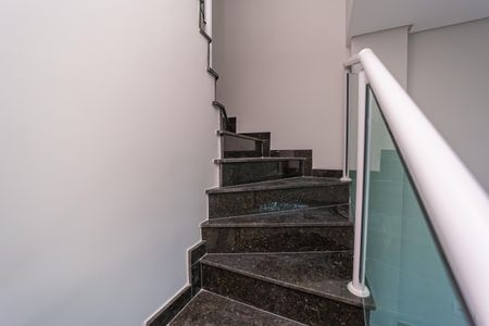 Casa de condomínio à venda com 162m², 3 quartos e 2 vagas Casa de condomínio à venda com 162m², 3 quartos e 2 vagasEscada