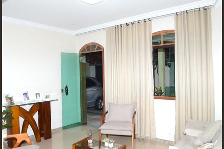 Casa para alugar com 302m², 3 quartos e 2 vagasSala