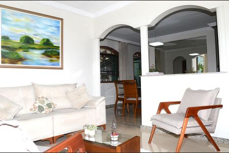 Casa para alugar com 302m², 3 quartos e 2 vagasSala