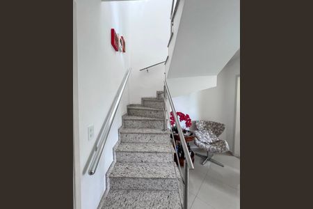 Casa à venda com 109m², 3 quartos e 2 vagasEscada