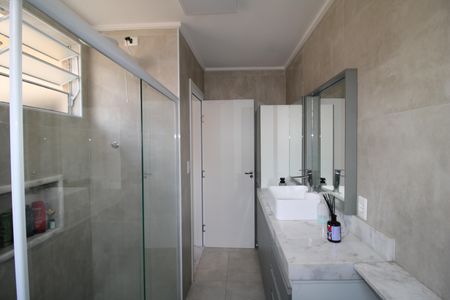 Casa à venda com 170m², 3 quartos e 2 vagasBanheiro