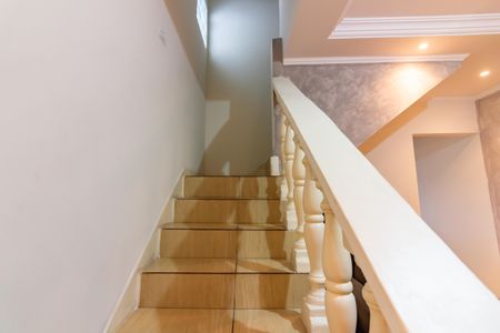 Casa à venda com 160m², 4 quartos e 2 vagas Casa à venda com 160m², 4 quartos e 2 vagasEscada