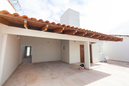 Casa para alugar com 480m², 5 quartos e 4 vagasFachada