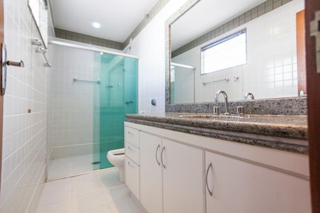 Casa para alugar com 480m², 5 quartos e 4 vagasBanheiro da Suite 1