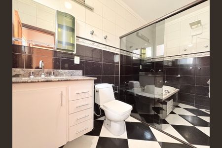 Casa de condomínio à venda com 300m², 4 quartos e 5 vagasBanheiro da Suíte