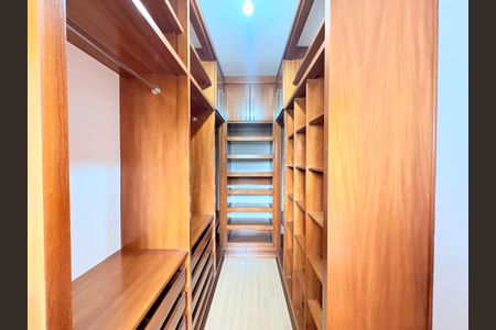 Casa de condomínio à venda com 300m², 4 quartos e 5 vagasSuíte