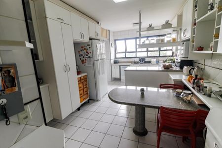 Apartamento à venda com 162m², 4 quartos e 3 vagasCozinha - Armários