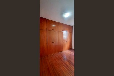 Apartamento para alugar com 60m², 2 quartos e 1 vaga Apartamento para alugar com 60m², 2 quartos e 1 vagaArmários do Quarto 1