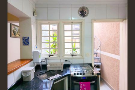 Casa à venda com 240m², 4 quartos e 4 vagasCozinha 