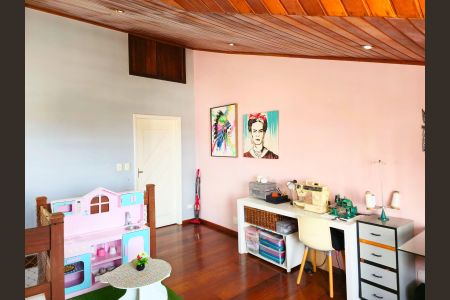 Casa à venda com 240m², 4 quartos e 4 vagasEscritório / Sala 