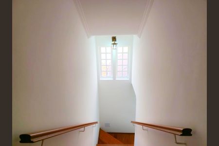 Casa à venda com 240m², 4 quartos e 4 vagas Escada acesso aos Quartos 