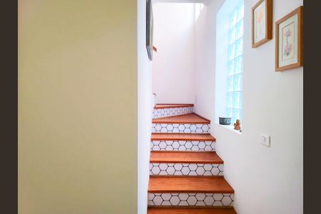 Casa à venda com 240m², 4 quartos e 4 vagasCozinha / Escada acesso aos Quartos 