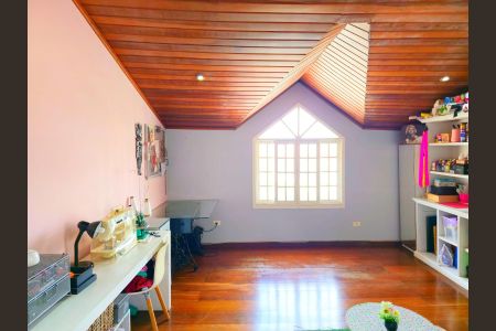 Casa à venda com 240m², 4 quartos e 4 vagasEscritório / Sala 
