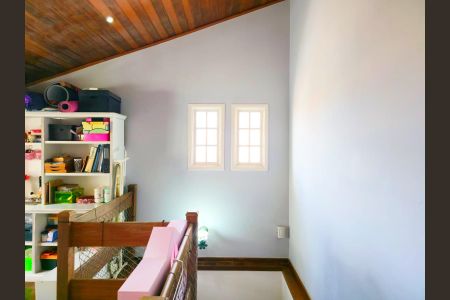 Casa à venda com 240m², 4 quartos e 4 vagasEscritório / Sala 