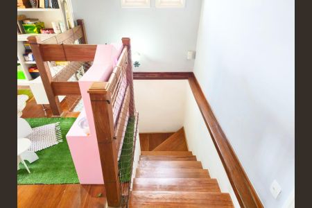 Casa à venda com 240m², 4 quartos e 4 vagasEscritório / Sala 
