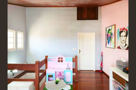 Casa à venda com 240m², 4 quartos e 4 vagasEscritório / Sala 