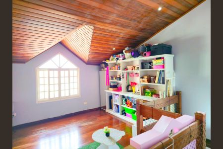 Casa à venda com 240m², 4 quartos e 4 vagasEscritório / Sala 