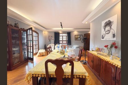 Casa à venda com 638m², 3 quartos e 6 vagasSala