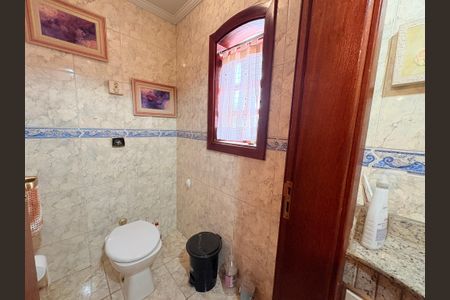 Casa à venda com 638m², 3 quartos e 6 vagasBanheiro do piso superior