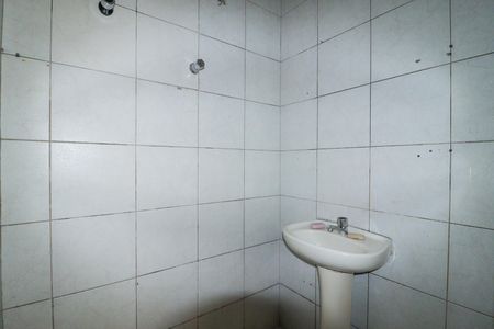 Banheiro de kitnet/studio para alugar com 0 quarto, 30m² em Santana, São Paulo