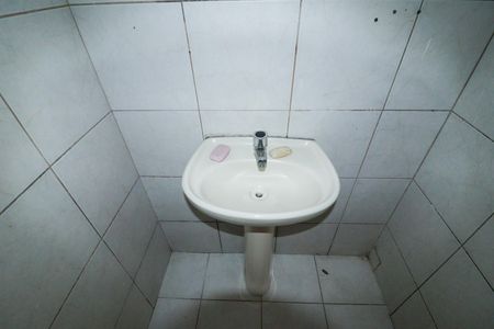 Banheiro de kitnet/studio para alugar com 0 quarto, 30m² em Santana, São Paulo