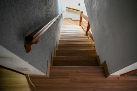 Escada de casa para alugar com 3 quartos, 128m² em Vila Vermelha, São Paulo