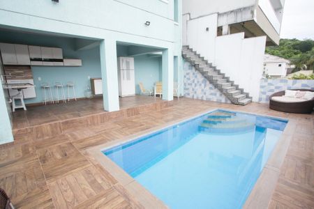 Casa de condomínio à venda com 240m², 3 quartos e 2 vagasPiscina