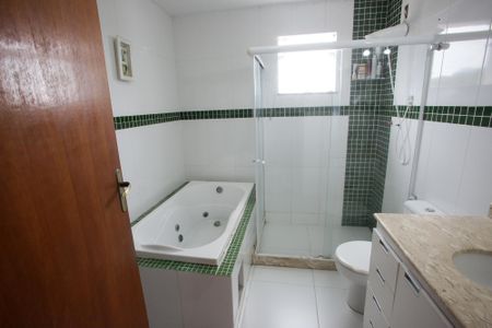 Casa de condomínio à venda com 240m², 3 quartos e 2 vagasBanheiro da Suíte