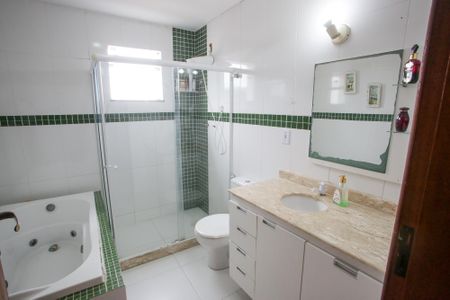 Casa de condomínio à venda com 240m², 3 quartos e 2 vagasBanheiro da Suíte