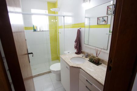 Casa de condomínio à venda com 240m², 3 quartos e 2 vagasBanheiro Social 2