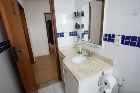 Casa de condomínio à venda com 240m², 3 quartos e 2 vagasBanheiro Social 1