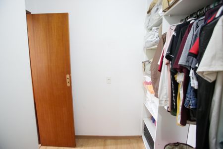 Casa de condomínio à venda com 240m², 3 quartos e 2 vagasCloset da Suíte