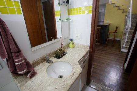 Casa de condomínio à venda com 240m², 3 quartos e 2 vagasBanheiro Social 2