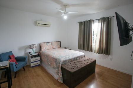 Casa de condomínio à venda com 240m², 3 quartos e 2 vagasQuarto Suíte