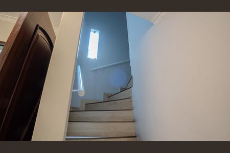 Casa à venda com 200m², 3 quartos e 2 vagasEscada