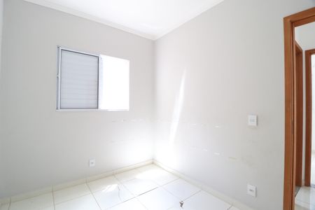 Quarto 1 de apartamento para alugar com 2 quartos, 50m² em Dona Zulmira, Uberlândia