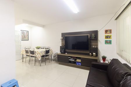 Casa à venda com 80m², 2 quartos e 2 vagas Casa à venda com 80m², 2 quartos e 2 vagasSala