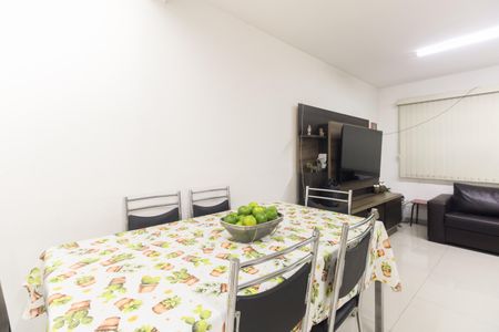 Casa à venda com 80m², 2 quartos e 2 vagas Casa à venda com 80m², 2 quartos e 2 vagasSala