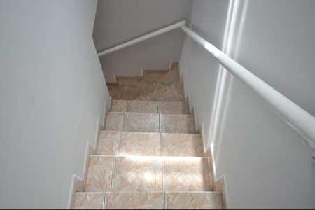 Casa de condomínio à venda com 99m², 3 quartos e 2 vagasEscada