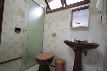 Casa à venda com 340m², 4 quartos e 4 vagasBanheiro Área de Serviço