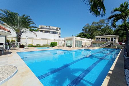 Apartamento à venda com 158m², 3 quartos e 2 vagas Apartamento à venda com 158m², 3 quartos e 2 vagasÁrea comum - Piscina