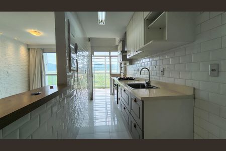 Apartamento à venda com 180m², 4 quartos e 3 vagas Apartamento à venda com 180m², 4 quartos e 3 vagasCozinha e Área de Serviço