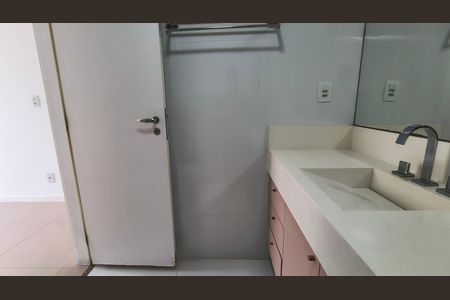 Apartamento à venda com 180m², 4 quartos e 3 vagas Apartamento à venda com 180m², 4 quartos e 3 vagasBanheiro da Suíte 1