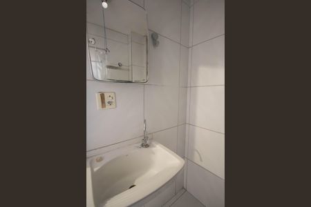 Banheiro da Suíte 1 de apartamento para alugar com 1 quarto, 38m² em Alcantara, São Gonçalo