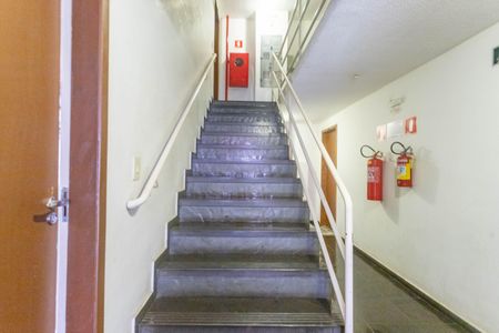 Apartamento para alugar com 57m², 3 quartos e 1 vaga Apartamento para alugar com 57m², 3 quartos e 1 vagaEscada de entrada