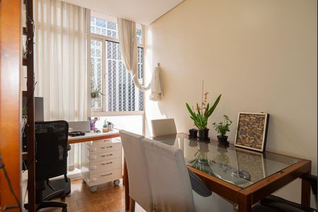 Sala de apartamento à venda com 2 quartos, 68m² em Cerqueira César, São Paulo