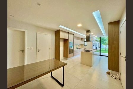 Casa de condomínio à venda com 732m², 5 quartos e 4 vagas