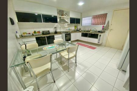 Casa de condomínio à venda com 357m², 4 quartos e 3 vagas