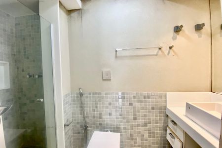 Apartamento para alugar com 200m², 4 quartos e 1 vaga Apartamento para alugar com 200m², 4 quartos e 1 vagaBanheiro social