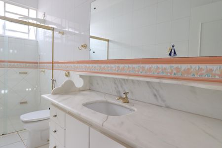 Casa para alugar com 266m², 4 quartos e 2 vagasBanheiro